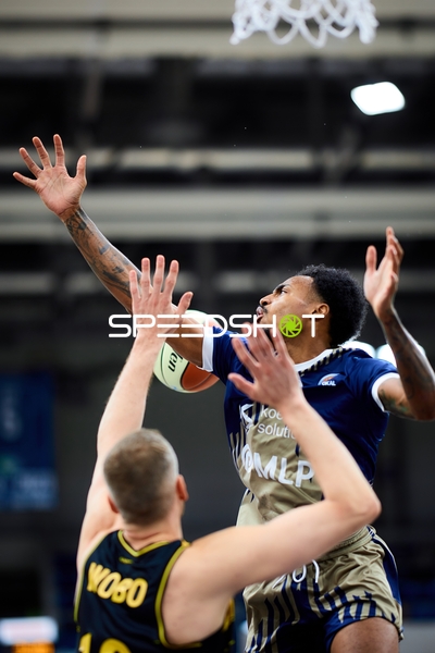 Paul Zipser (9; MLP Academics Heidelberg) gegen Yorman Polas Bartolo (13; MHP Riesen Ludwigsburg)