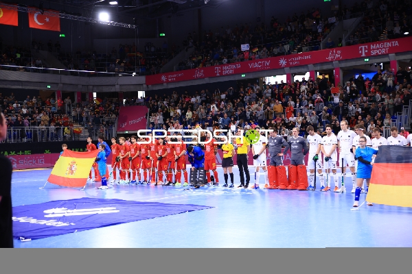 Cesar CURIEL (7; Spanien) und Jasper Ditzer (77; Deutschland) vor Spielbeginn