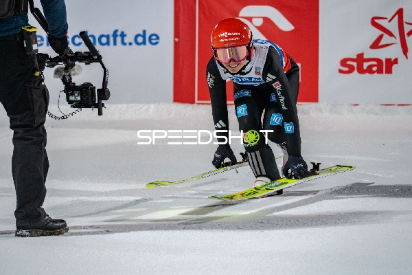 Skispringerin landet in Oberstdorf