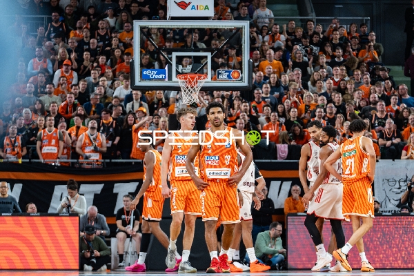 Spielszene mit Mark Smith (13; Ratiopharm Ulm) und Oscar da Silva (1; FC Bayern Basketball)