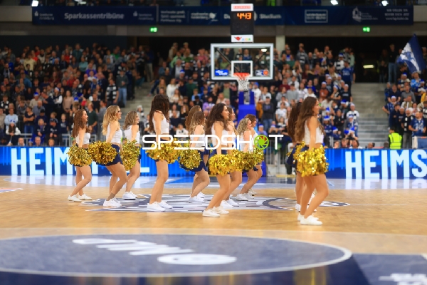 Cheerleader-Performance in der Halle