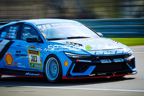 Hyundai Motosport Elantra N TCR auf der Rennstrecke