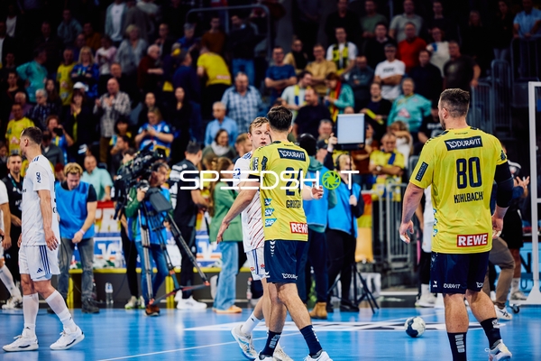 Spieler diskutieren auf dem Spielfeld nach einer Spielunterbrechung.