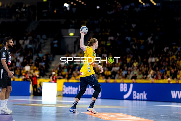 Juri Knorr hält den Ball