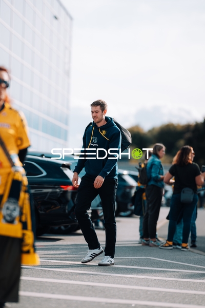 Tim Nothdurft (8; Rhein Neckar Löwen) läuft