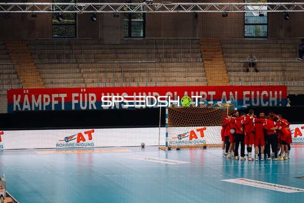 Team {216_alle} im Kreis vor dem Tor