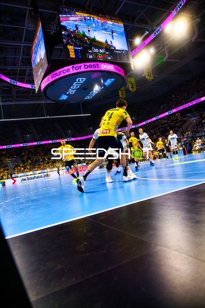 Ein Spieler der Rhein Neckar Löwen läuft nach vorne, um einen Angriff zu starten.