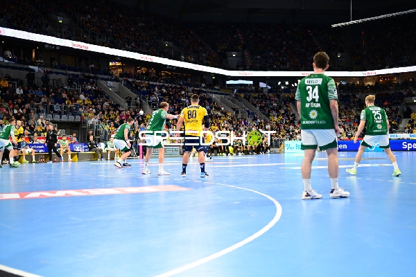 Zweikampf um den Ball mit Jannik Kohlbacher (80; Rhein Neckar Löwen) und Max Darj (5; Füchse Berlin)