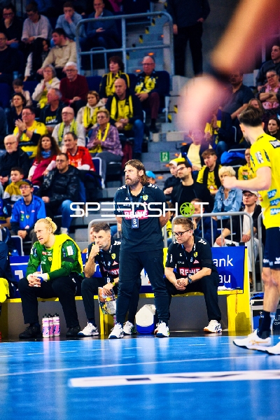 Trainer Sebastian Hinze beobachtet das Spiel von der Seitenlinie, während seine Kollegen Dragan Jerkovic und David Späth auf der Bank sitzen.