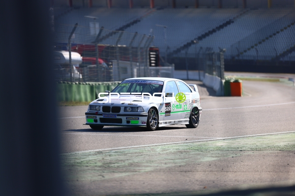 Rennwagen fährt über den Hockenheimring