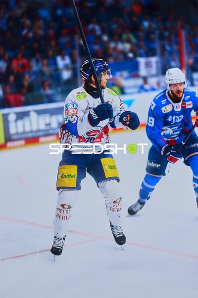 Zweikampf zwischen Adler Mannheim und Eisbären Berlin