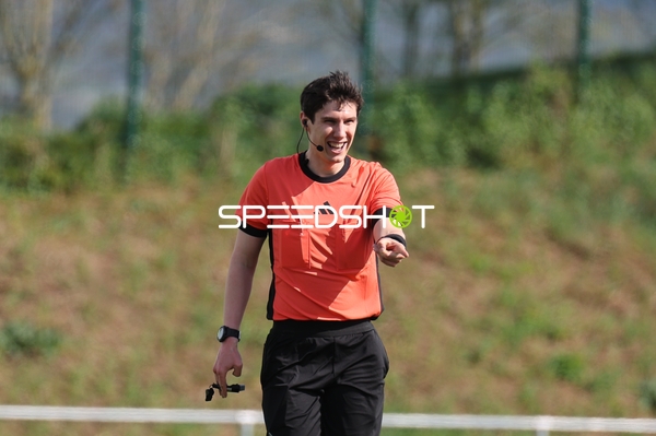 Schiedsrichter leitet das Spiel