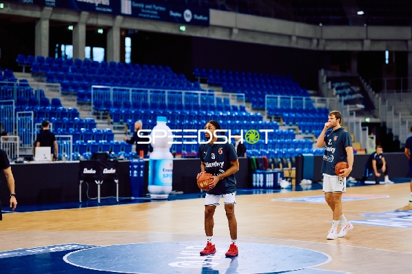 Spieler beim Aufwärmen mit dem Basketball