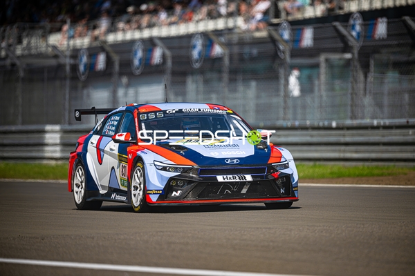 Rennfahrzeug auf der Strecke