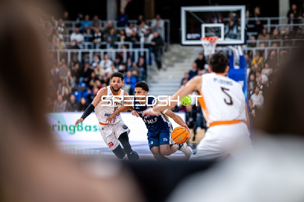 Spielszene mit Kendale McCullum (10; Promitheas Patras Vikos Cola) und Kevin McClain (3; MLP Academics Heidelberg)