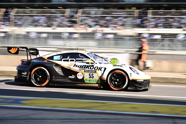 Rennfahrzeug in der Boxengasse