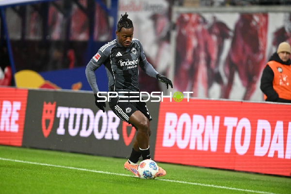 Spieler mit Ball am Fuß