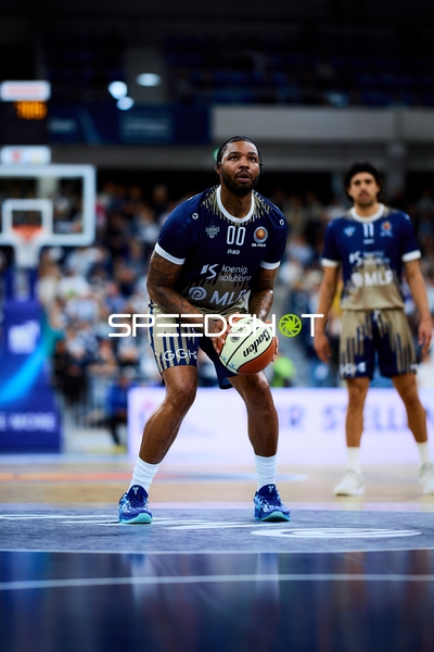 Marcus Weathers (0; MLP Academics Heidelberg) beim Freiwurf