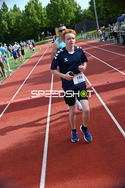 Läufer überquert Ziellinie