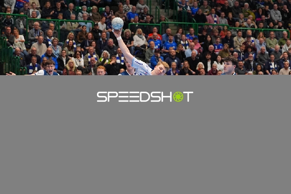 Szene mit Aron Seesing (49; Bergischer HC) und Teamkollegen