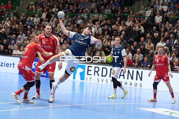 Szene mit Dainis Krištopāns (10; MT Melsungen) und Aron Seesing (49; Bergischer HC)