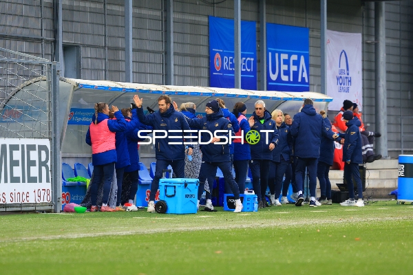 Trainerteam an der Seitenlinie