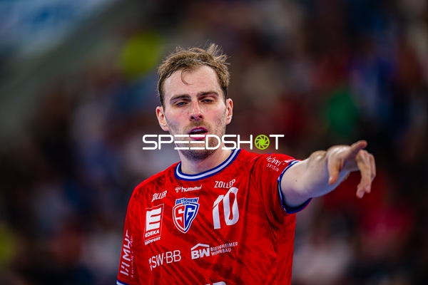 Spieler zeigt Richtung Tom Wolf (10;SG BBM Bietigheim)