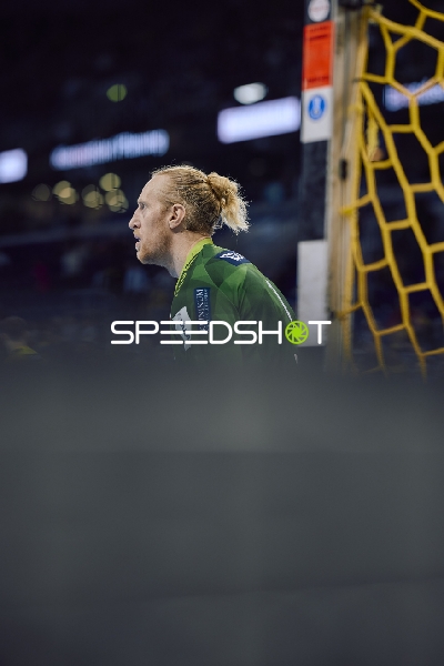 Der Spieler befindet sich im Tor und beobachtet das Spielfeld.