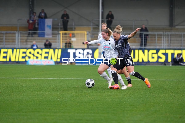 Intensiver Zweikampf um Ball