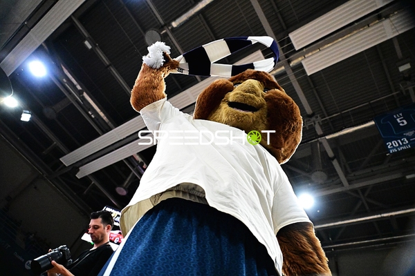 Maskottchen hebt Schal