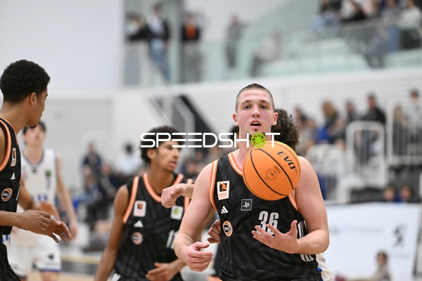 Marko Dordevic (36; OrangeAcademy Ulm) fängt den Ball