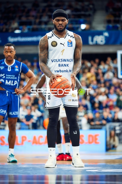 Freiwurf TJ Crockett (1, Basketball Löwen Braunschweig) gegen DJ Horne (0, MLP Academics Heidelberg)