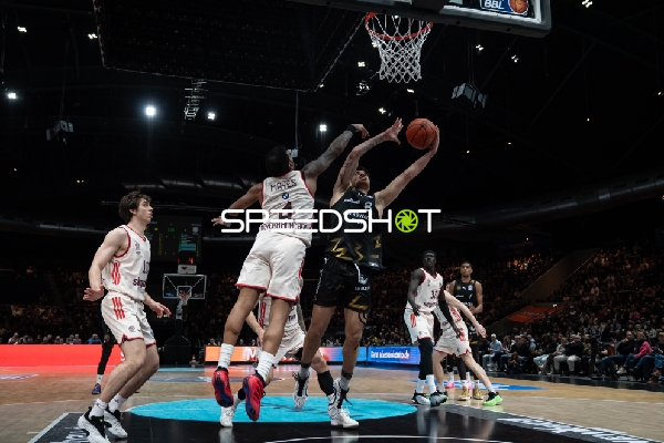 Spielaktion mit Justinian Jessup (10; FC Bayern Basketball) und David NGuessan (1; Basketball Löwen Braunschweig)