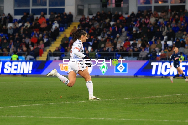 Spielerin läuft mit Ball