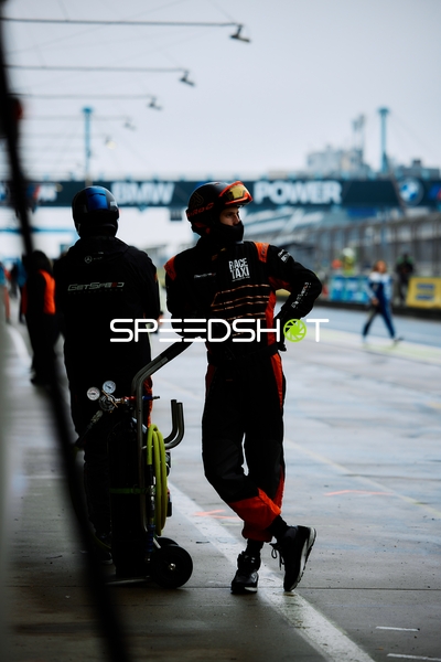 Boxencrew wartet in Boxengasse