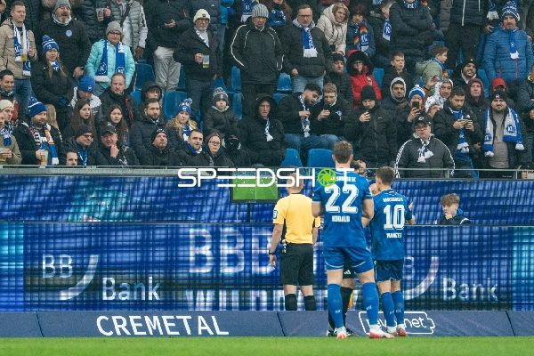 Schiedsrichter am Monitor