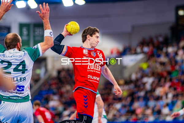 Wurf Fynn Nicolaus (14;SG BBM Bietigheim) gegen Jona Bader (24;SG BBM Bietigheim)