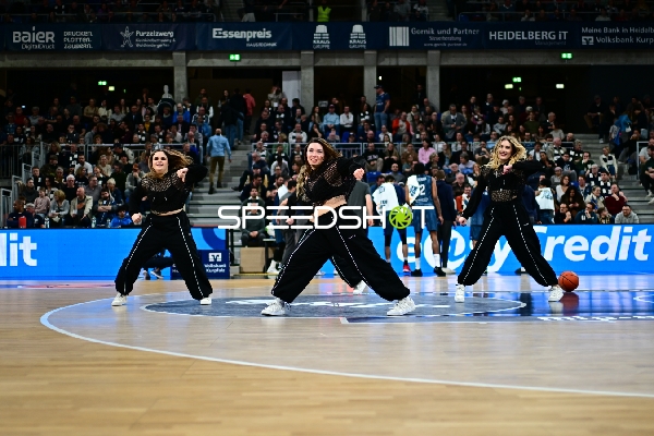 Basketball-Szene mit Tänzerinnen