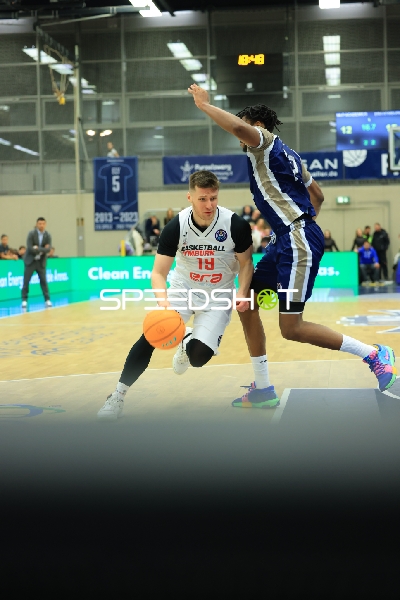 Paul Zipser (9; MLP Academics Heidelberg) und Ondrej Sehnal (19; Basketball Nymburg) im Zweikampf