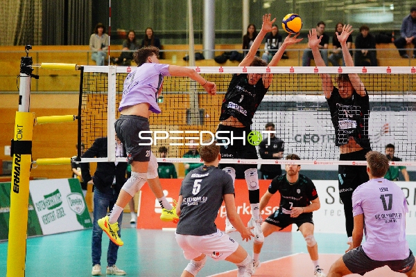 Spielszene mit Oliver Wachtel (1; TSV Haching München), Mark Gumenjuk (13; TSV Haching München) und Julian Lenz (17; VCO Berlin)