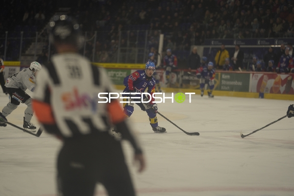 Keanu Derungs (11; EHC Kloten) mit Puck am Eis