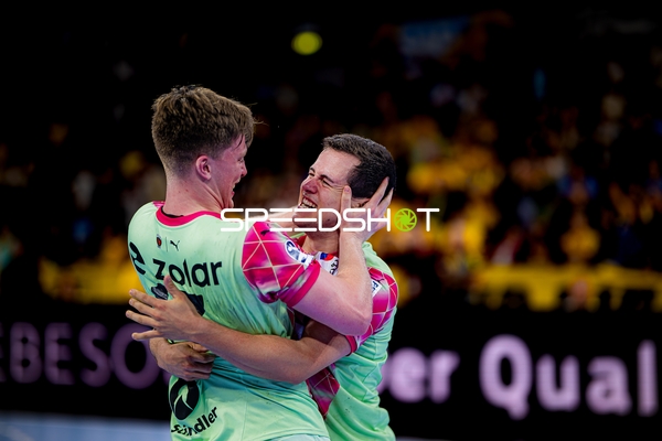 Spieler feiern gemeinsam