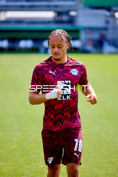 RB Leipzig Xavi Simons (10; RB Leipzig) im Warm-up