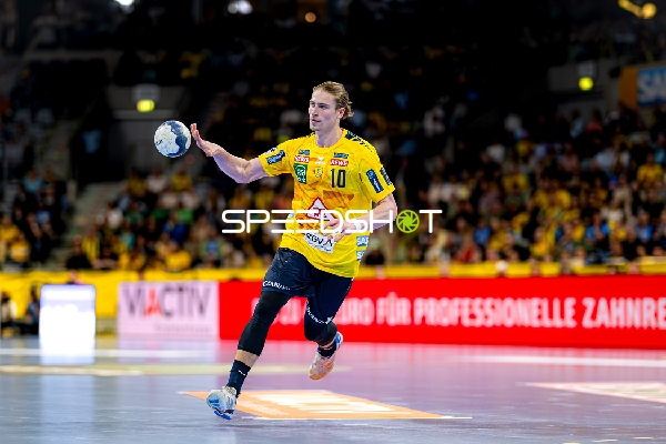 Juri Knorr wirft aufs Tor