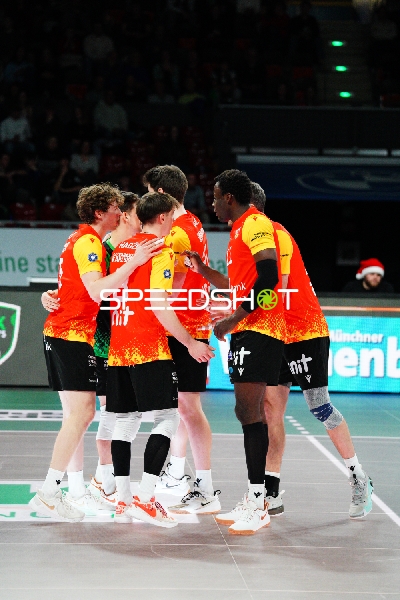 Spielszene mit Lennart Heckel (10; BADEN VOLLEYS SSC Karlsruhe) und Teamkollegen