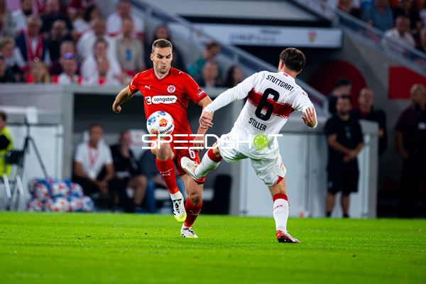 Zweikampf zwischen Angelo Stiller (6; VfB Stuttgart) und James Sands (6; FC St. Pauli)