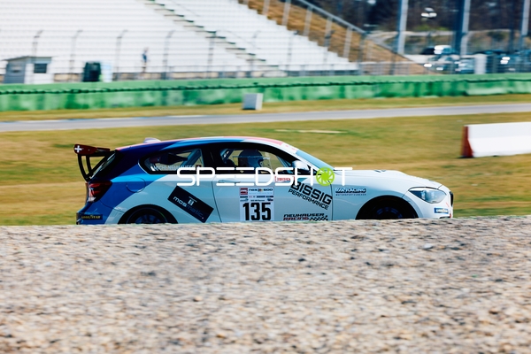 Rennwagen mit Nummer 135 auf dem Hockenheimring