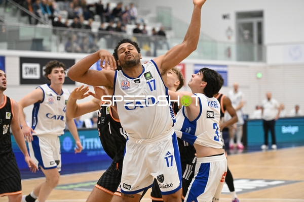 Kampf um den Rebound von Noah Kamdem (17; CATL Basketball Löwen Erfurt)