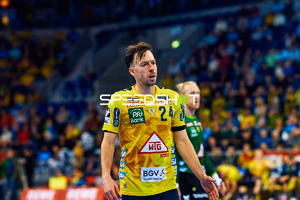 Spieler im Gespräch auf dem Spielfeld