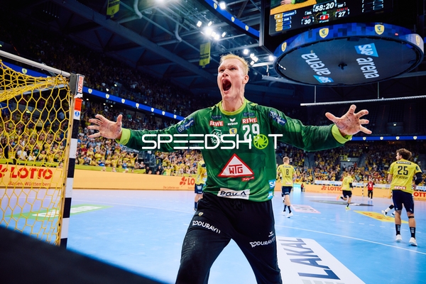 Ein Spieler der Rhein Neckar Löwen feiert eine Parade beim Handballspiel.
